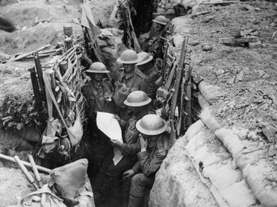 Lettura di un giornale nelle trincee, 1916-17 da English Photographer